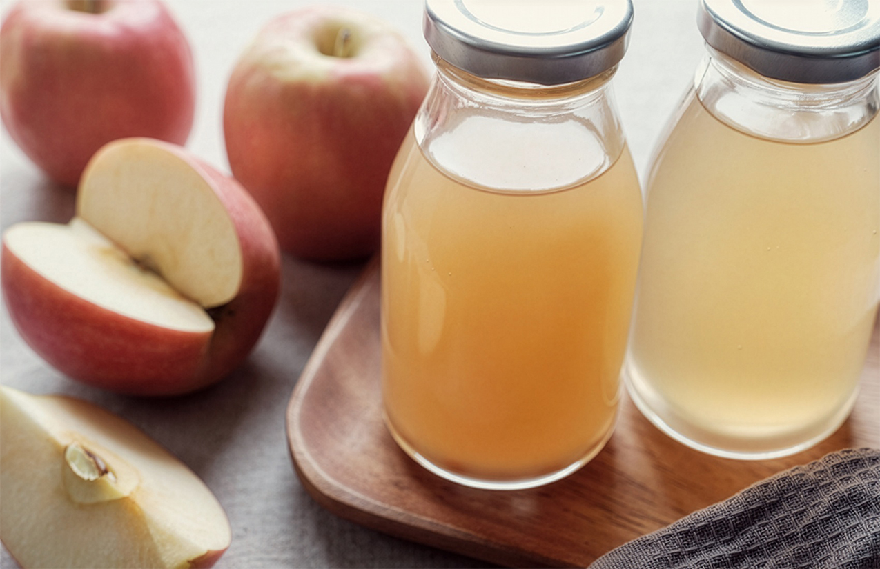 Apple cider vinegar and apples